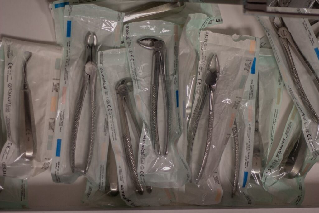 ¿Cómo varían los precios de las férulas dentales según el material y personalización?