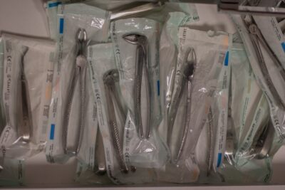 ¿Cómo varían los precios de las férulas dentales según el material y personalización?